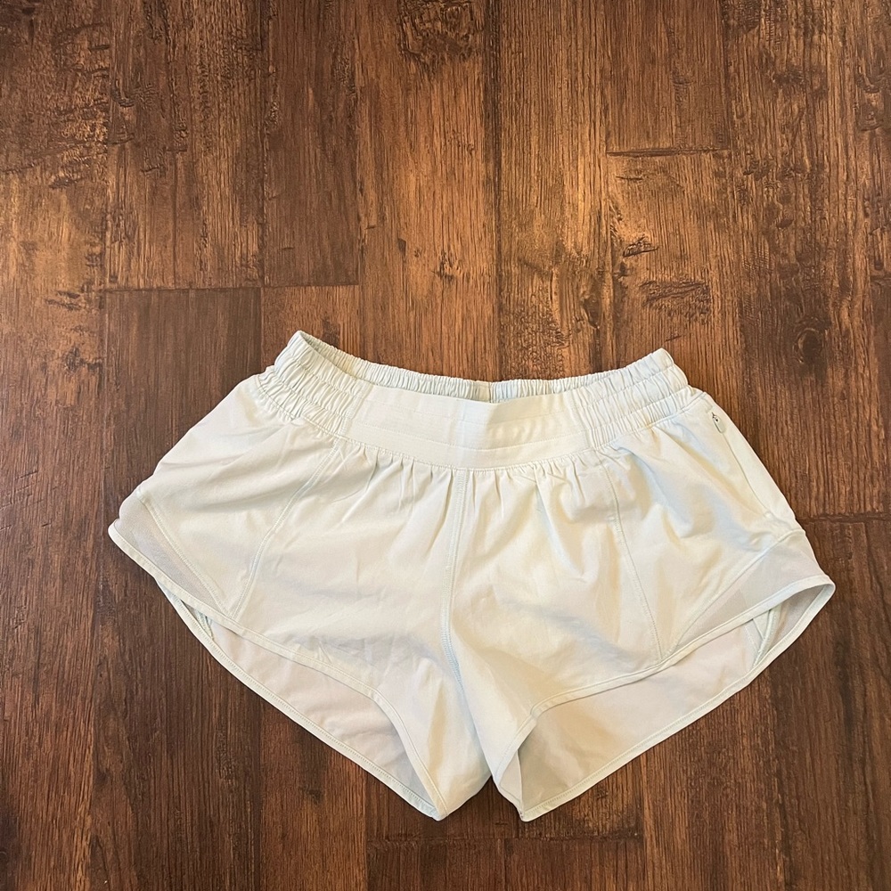 Lululemon Hotty Hot Shorts Size 6, 2.5 inch, low rise. Delicate Mint